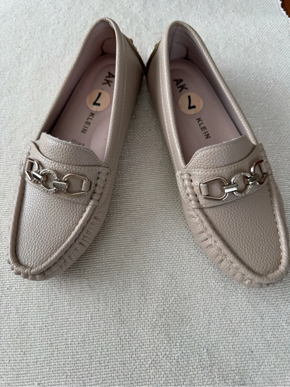 ANNE KLEIN Beige Pebbled Leather Gold-tone Chain-Trim Loafers, 7, NWOT